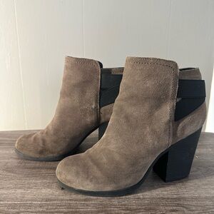 Reaction Kenneth Cole gray/brown Suede Ankle Booties